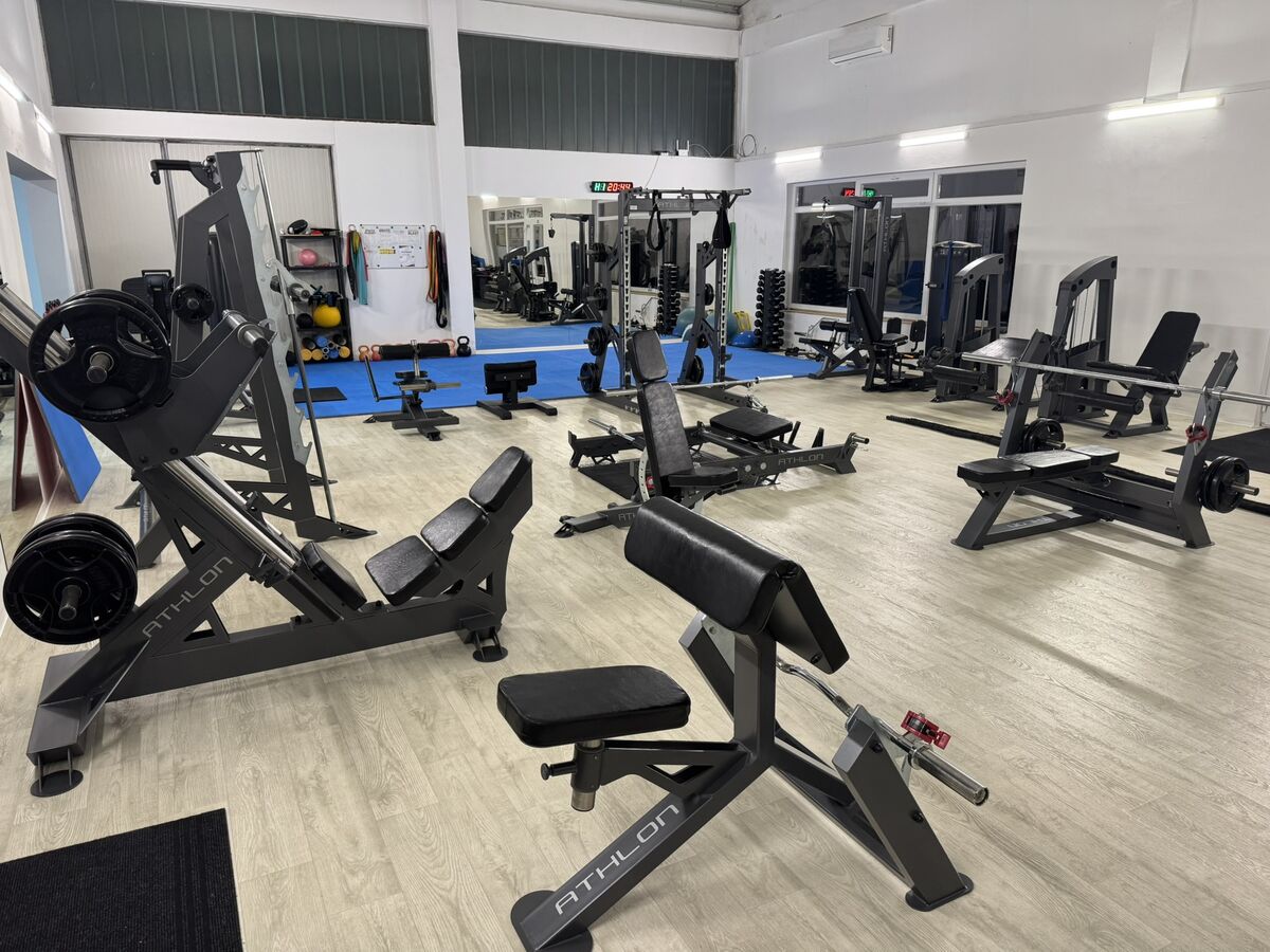 Prostrani dio iGYM-a sa spravama i slobodnim utezima